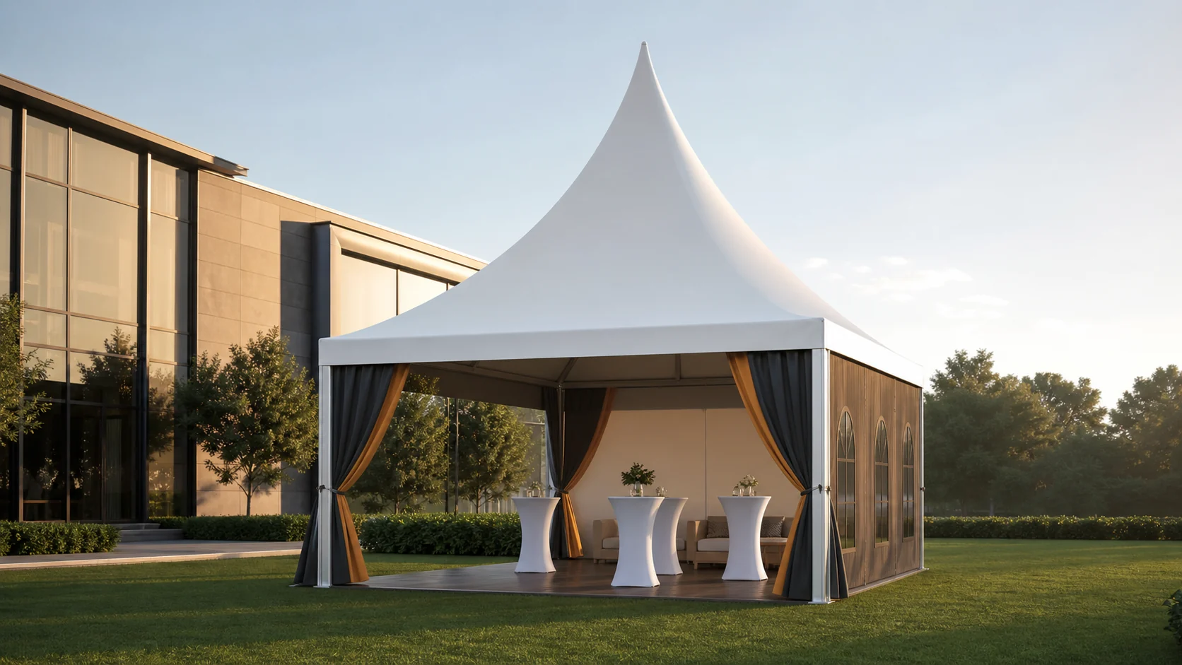 Carpa pagoda con techo alto a punta para recepciones y zonas VIP