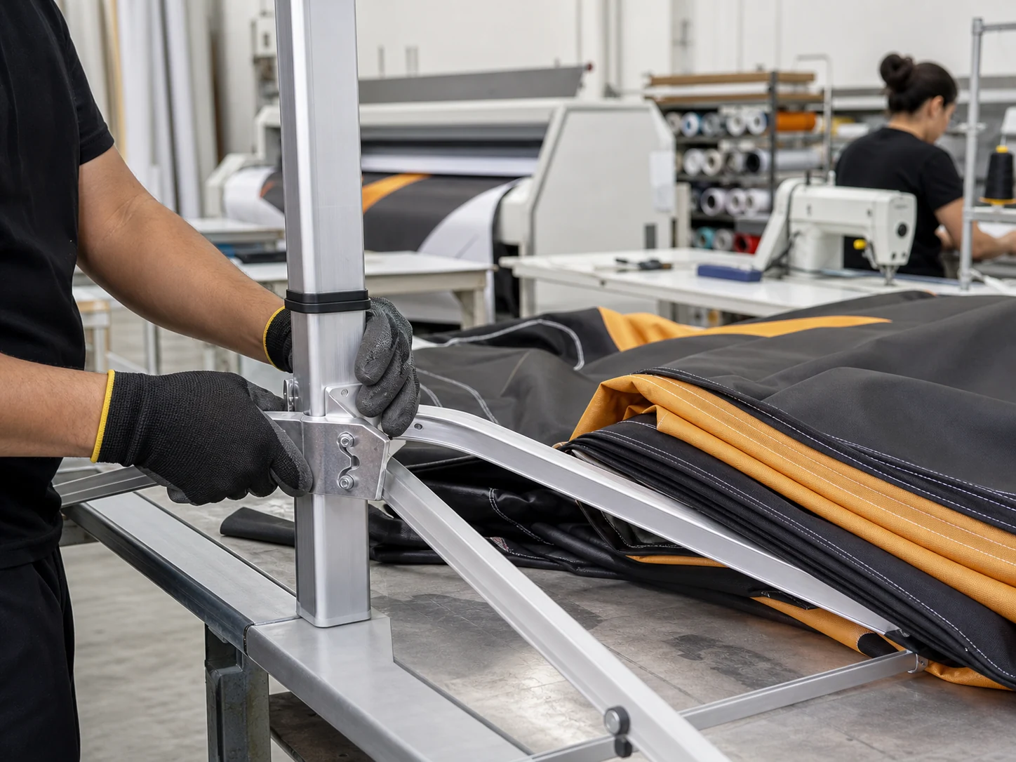 Proceso de fabricación de una carpa publicitaria: ensamble de estructura de aluminio, lona impresa y costura industrial